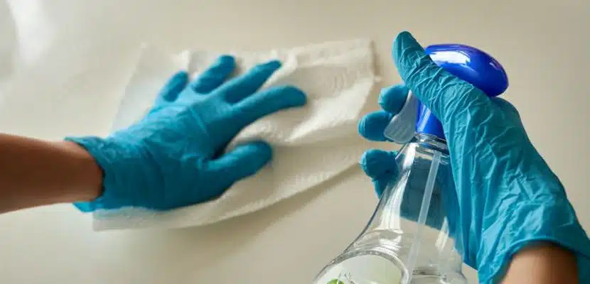 Profesionales de aseo y limpieza realizan higiene hospital - Misión Servir