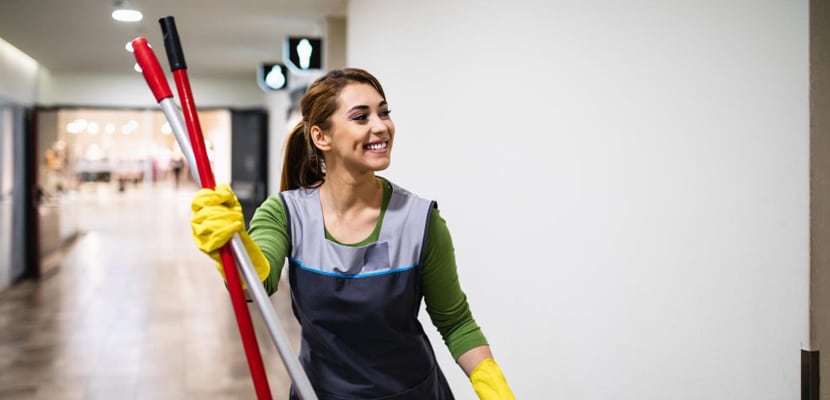 Mujer limpiando centro comercial en buena actitud