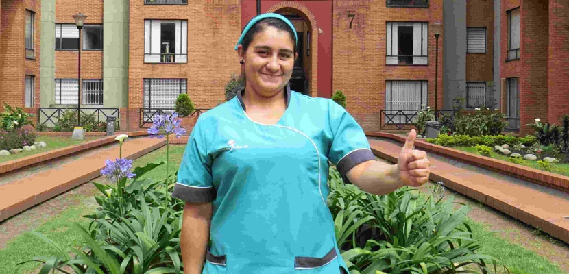 Mujer trabajadora de Misión Servir extiende su pulgar en señal de positivismo