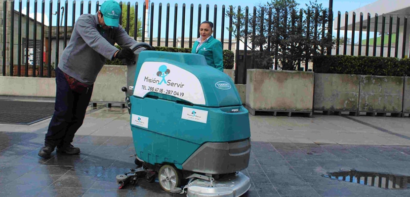 Personal de aseo de Misión Servir utiliza equipo especializado para limpiar frente de parque empresarial