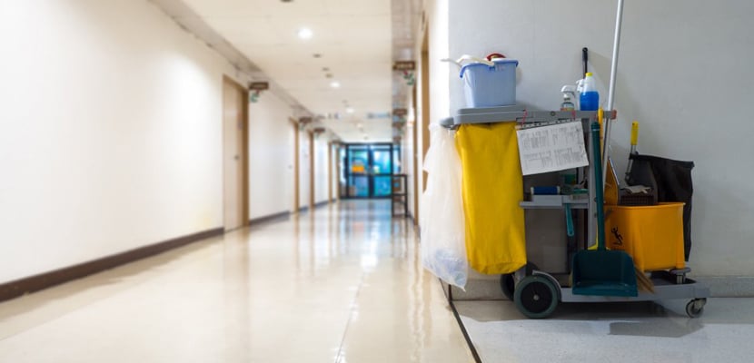 Carrito de aseo con implementos para la limpieza de pasillo de hospital