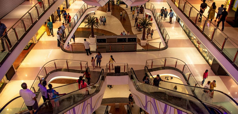 Vista cenital de centro comercial impecable con la muestra de la correcta limpieza en centros comerciales realizada eficientemente con Misión Servir