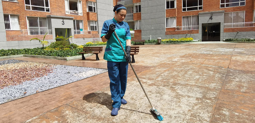 Profesional de Misión servir realizando aseo en zonas comunes mostrando la experiencia y los consejos de limpieza de conjuntos residenciales