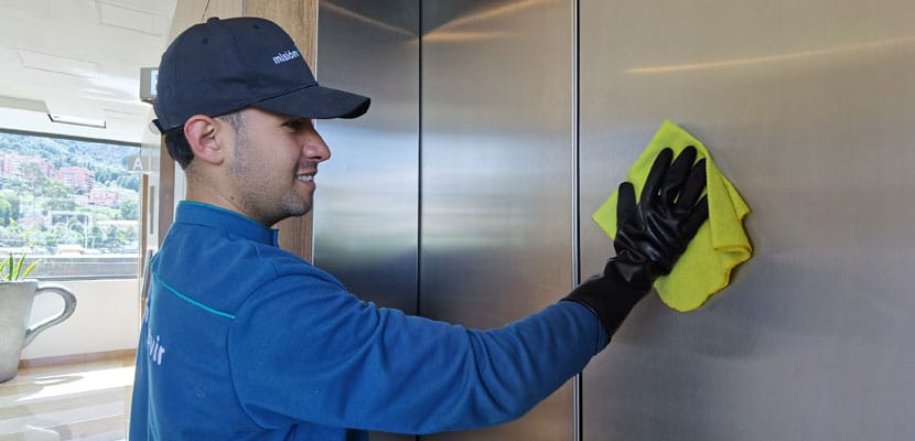 Profesional mostrando las buenas prácticas de limpieza en bodegas al externalizar el servicio con Misión Servir