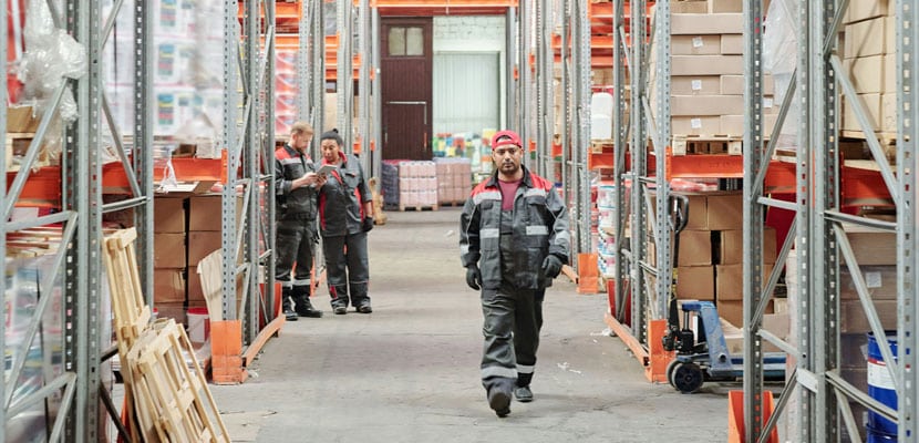 Trabajadores en bodega realizando su labor eficientemente gracias a la importancia dada en las buenas prácticas de limpieza en bodegas