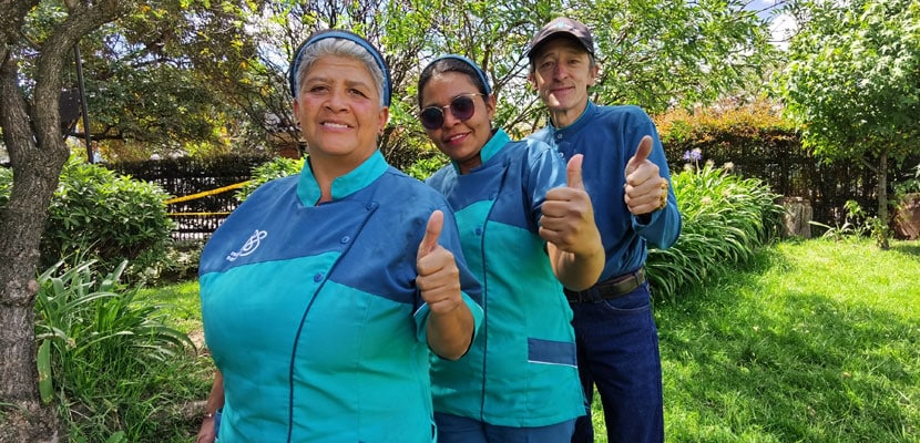 Equipo de Misión Servir mostrando los beneficios de usar correctamente las canecas de basura y sus colores