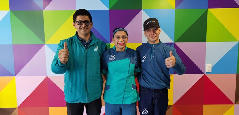 Plano general de equipo de Misión Servir comprometidos con las acciones de limpieza en Colegios