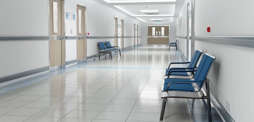 Pasillo de espera de un hospital impecable gracias al manejo correcto hospitalario entorno seguro con Misión Servir