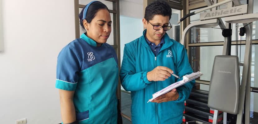 Personal profesional de Misión Servir Estableciendo pasos básicos en protocolo de limpieza y desinfección de un lugar de trabajo