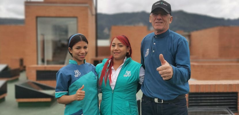 Equipo de Misión Servir mostrando los beneficios de contratar un aliado de aseo en empresas