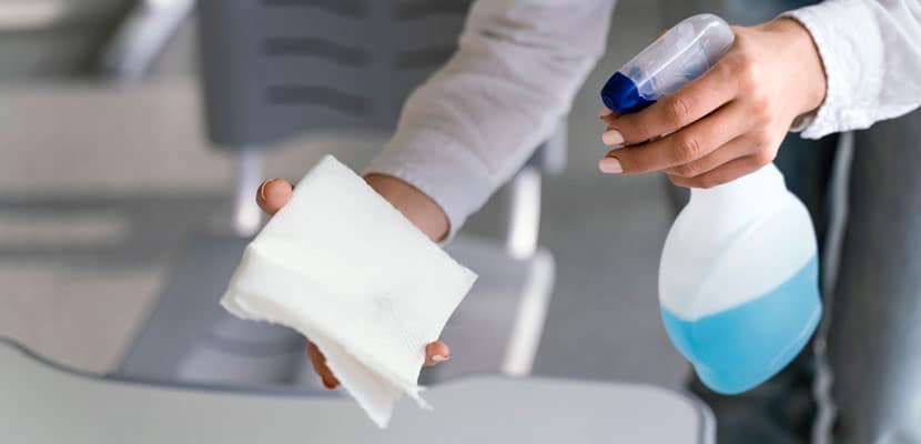 Plano cerrado de persona con implementos de aseo mostrando las buenas prácticas para cuidar el colegio con Misión Servir
