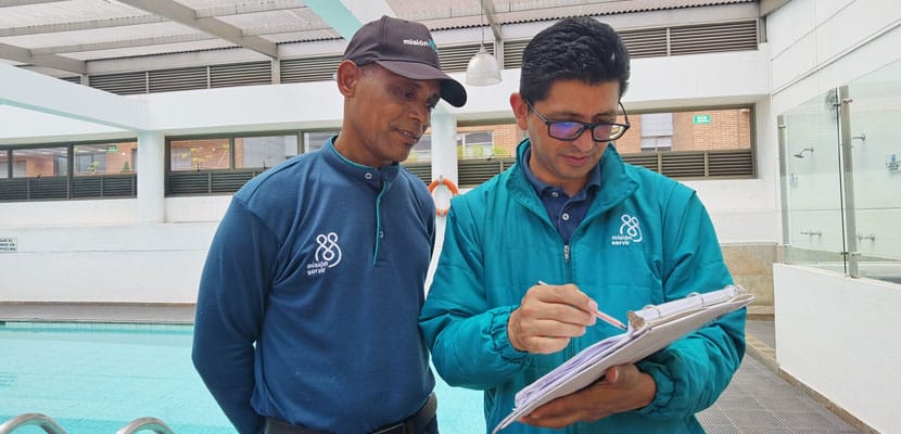 Colaboradores de Misión Servir demostrando el papel de la capacitación en el reciclaje responsable