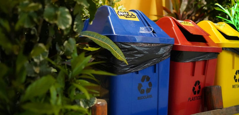 Plano cerrado de tres canecas donde se demuestra la importancia del reciclaje en la sociedad acompañado por Misión Servir